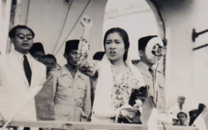 SEJARAH: Fatmawati berorasi di Stasiun Mojokerto tahun 1950 saat mendampingi Soekarno menemui rakyat yang menuntut pembubaran Negara Djawa Timur (NDT).