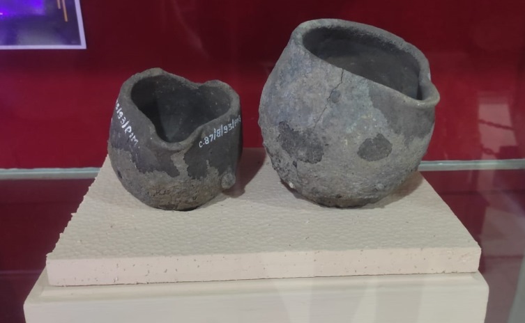 BERSEJARAH: Artefak kowi hingga uang kepeng dari zaman Majapahit koleksi Museum Informasi Majapahit, Trowulan.