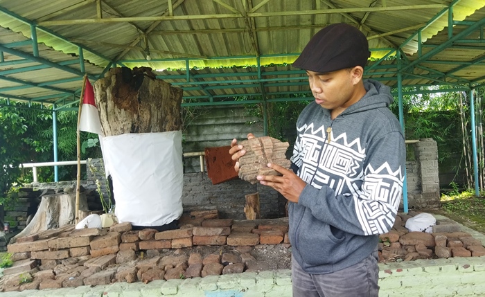 DIRAWAT: Pengunjung mengamati temuan fragmen situs pemukiman kuno di Dusun Sambeng, Desa Belahantengah, Kecamatan Mojosari, Kabupaten Mojokerto. (foto: Moch. Khasib for Radar Majapahit)