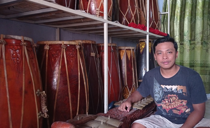 TETAP EKSIS: Arto Sungkono dengan kendang dan saron buatannya di rumah produksi gamelan, Dusun/Desa Jrambe, Kecamatan Dlanggu, Kabupaten Mojokerto. (foto: Wilda Mifta for Radar Majapahit)