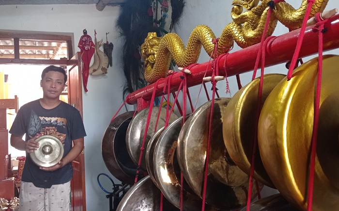KREATIF: Arto Sungkono menunjukkan bonang kuningan buatannya di rumah produksi gamelan, Dusun/Desa Jrambe, Kecamatan Dlanggu, Kabupaten Mojokerto. (foto: Wilda Mifta for Radar Majapahit)