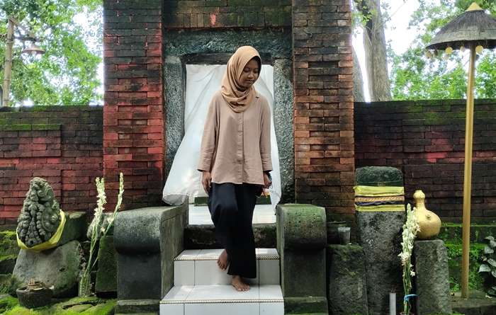 PENINGGALAN: Batu peninggalan yang berada di pintu area makam utama di Dusun Kwarengan, Desa Menanggal, Kecamatan Mojosari, Kabupaten Mojokerto. (foto: Nadya Azzahra for Radar Majapahit)