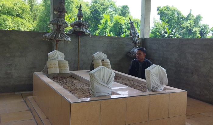 KONDISI: Makam petilasan Raden Arya Winata dan Raden Sukma Wijaya tampak rapi pasca renovasi di Desa Karangjeruk, Kecamatan Jatirejo, Kabupaten Mojokerto. (foto: Moch. Khasib for Radar Majapahit)