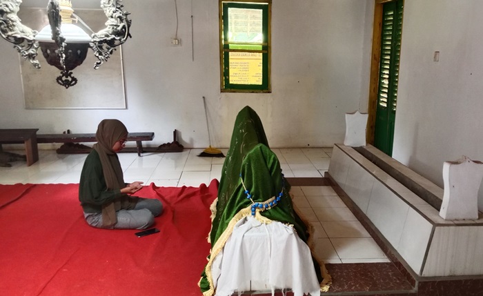 MENGENANG: Peziarah berdoa di depan Makam Mbah Haamid, di Dusun Bangon, Desa Bleberan, Kecamatan Jatirejo, Kabupaten Mojokerto. (foto: Nur Hidayatul for Radar Majapahit)
