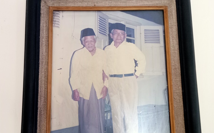 PEJUANG: Foto Mbah Moenasir (kiri) bersama teman seperjuangan terpasang di rumahnya di Desa Pekukuhan, Kecamatan Mojosari.