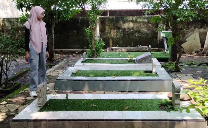 BERJASA: Peziarah mengunjungi makam KH Moenasir Ali di Dusun/Desa Pekukuhan, Kecamatan Mojosari, Kabupaten Mojokerto. (foto: Nadya Azzahra for Radar Majapahit)