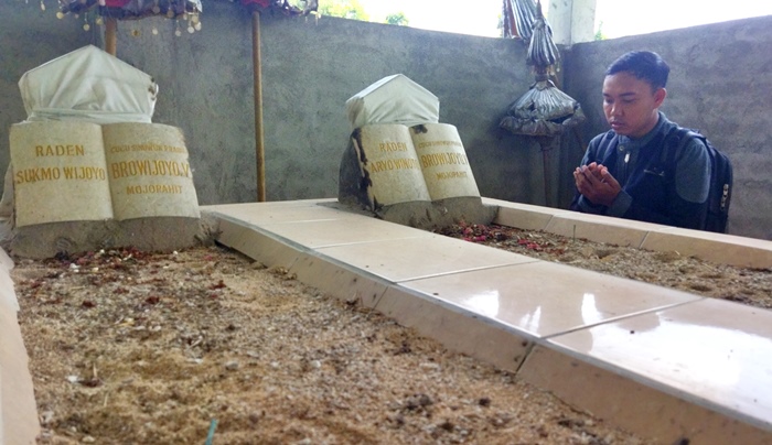PETILASAN: Peziarah mengunjungi makam petilasan Raden Arya Winata dan Raden Sukma Wijaya Desa Karangjeruk, Kecamatan Jatirejo, Kabupaten Mojokerto. (foto: Moch. Khasib for Radar Majapahit)