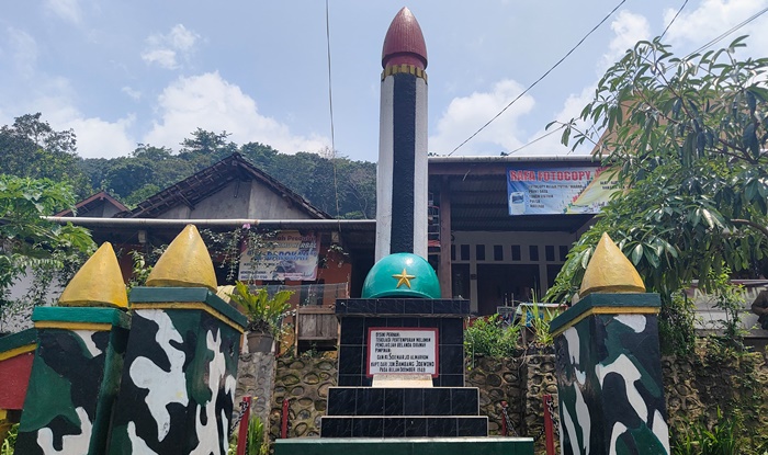 PRASATI: Nama tentara yang gugur pada peperangan tertera di bagian depan Tugu Gumeng, di Dusun/Desa Gumeng, Kecamatan Gondang, Kabupaten Mojokerto. (foto: Awaludin Ibnu for Radar Mojokerto)