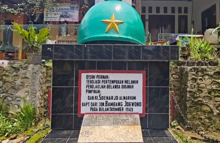 MENGENANG: Tugu Gumeng atau Tugu Peluru berbentuk menyerupai peluru di Dusun/Desa Gumeng, Kecamatan Gondang, Kabupaten Mojokerto. (foto: Awaludin Ibnu for Radar Mojokerto)