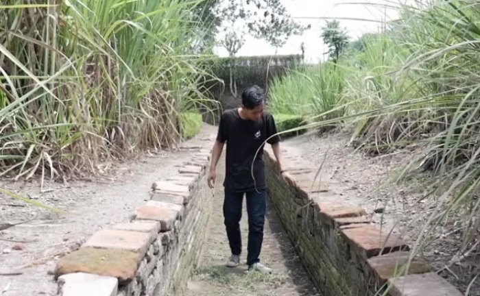 JEJAK ARKEOLOGIS: Situs kanal air di Dusun Nglinguk, Desa/Kecamatan Trowulan, Kabupaten Mojokerto diyakini sebagai bukti teknologi irigasi zaman Majapahit. (foto: Misbakhul Ulum for Radar Mojokerto)