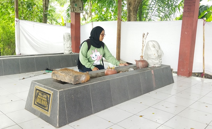 TERAWAT: Peziarah mengamati makam punden Ki Demang Majapahit, di Dusun Gatul, Desa Banjaragung, Kecamatan Puri, Kabupaten Mojokerto. (foto: Moch. Khasib for Radar Majapahit)