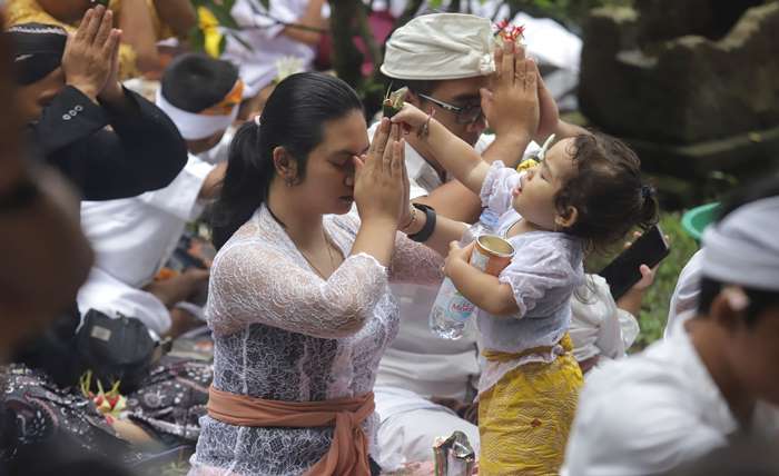 KHIDMAT Ratusan umat Hindu mengikuti Upacara Melasti di Candi Petirtaan Jolotundo, Trawas, Kabupaten Mojokerto, Minggu (3/3). (foto: Sofan Kurniawan)