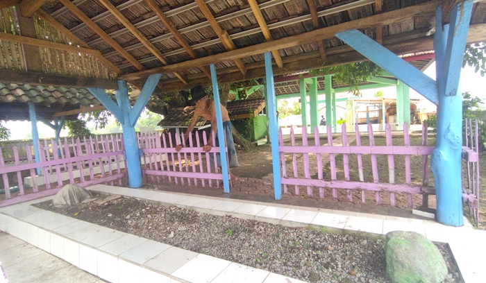 TAK BIASA: Warga melihat kondisi kompleks Makam Mbah Raden Ayu di Dusun/Desa Balongmasin, Kecamatan Pungging, Kabupaten Mojokerto. (foto: Moch. Khasib for Radar Majapahit)