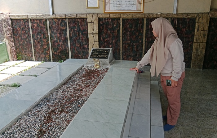 BERZIARAH: Peziarah mengamati Makam Kiai Masyhuri di Dusun Gedeg Kulon, Desa Gedeg, Kecamatan Gedeg, Kabupaten Mojokerto. (foto: Bryan Noer for Radar Majapahit)