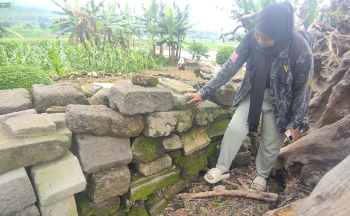 BERSEJARAH: Pengunjung mengamati struktur Situs Kemasantani/Balekambang di Desa Kemasantani, Kecamatan Gondang, disinyalir merupakan runtuhan candi peninggalan era Hindu-Buddha. (foto: M. Khasib)