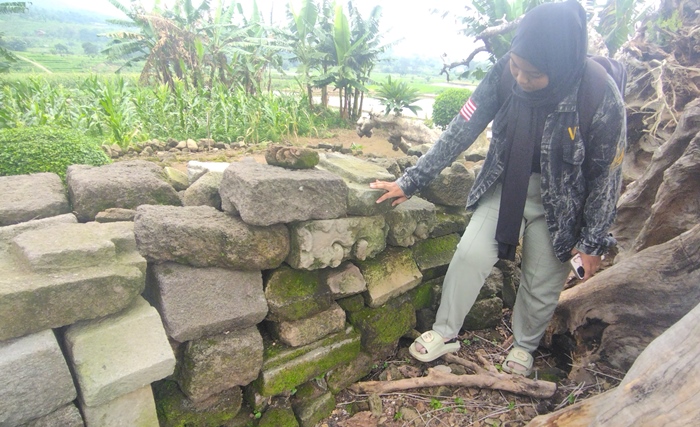 BERSEJARAH: Pengunjung mengamati struktur Situs Kemasantani/Balekambang di Desa Kemasantani, Kecamatan Gondang, disinyalir merupakan runtuhan candi peninggalan era Hindu-Buddha. (foto: M. Khasib)