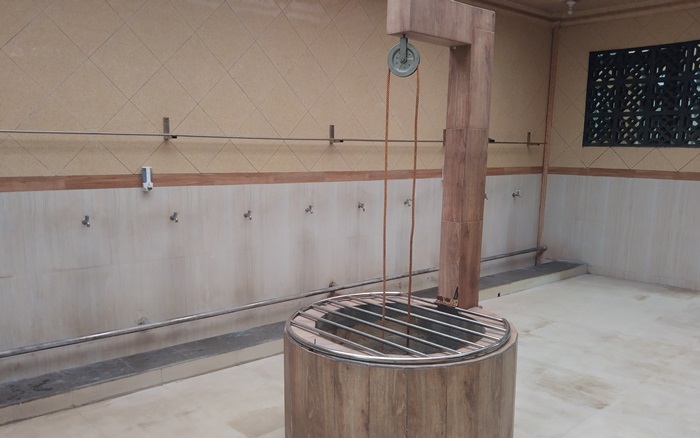 DITUTUP: Sumur tua di area tempat wudu di Masjid An-Nahdliyah di Desa Sooko, masih terjaga kondisinya. (foto: Bryan Noer for Radar Majapahit)