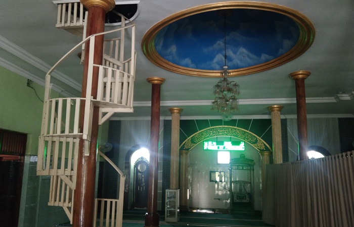 DIPERTAHANKAN: Sebuah tangga besi memutar menuju menara masih dipertahankan di Masjid An Nahdliyah di Desa/Kecamatan Sooko. (foto: Bryan Noer for Radar Majapahit)