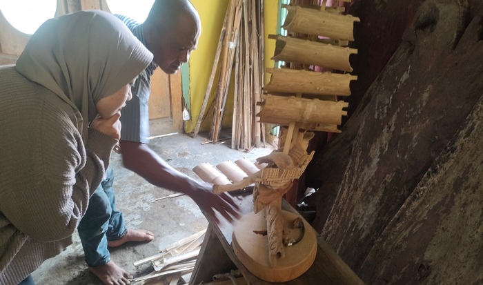UNIK: Darminto menunjukkan kerajinan kapal pinisi di galerinya, di Desa Jatikulon, Kecamatan Mojoanyar, Kabupaten Mojokerto. (foto: Misbakhul Ulum for Radar Majapahit).