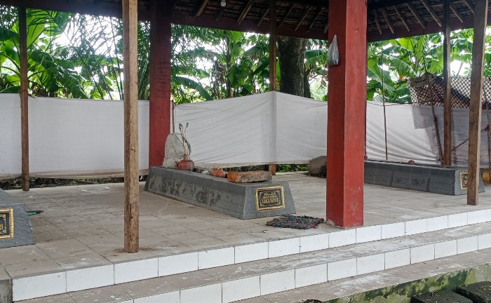 DIKERAMATKAN: Pusara Mbah Ki Demang berada di tengah makam, terdapat kendi, dupa, dan bata kuno peninggalan Majapahit. (foto: Awaludin Ibnu for Radar Majapahit)