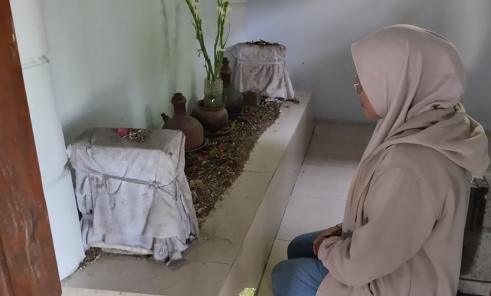 TERAWAT: Peziarah di Petilasan Ki Ageng Resi Mayangkoro di Dusun/Desa Modopuro, Kecamatan Mojosari, Kabupaten Mojokerto. (foto: Laila Ramadan for Radar Mojokerto)