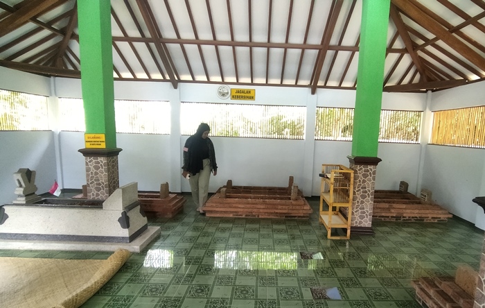 TERAWAT: Peziarah mengamati beberapa makam di area Makam Mbah Djatmiko, di Dusun Bacem, Desa Bening, Kecamatan Gondang, Kabupaten Mojokerto. (foto Annisa Fadilah for Radar Majapahit)