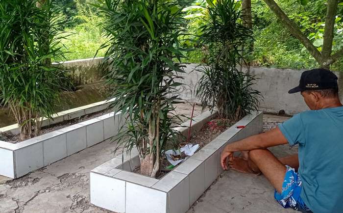 DIJAGA: Jupel Makam Suprayitno di depan Makam Ki Onggo Kusumo, Desa Bicak, Kecamatan Trowulan. (foto: Awaludin Ibnu for Radar Majapahit)