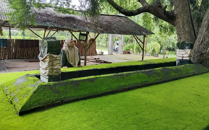 PEZIARAH: Peziarah sedang mengamati makam Raden Supanji Desa Temuireng, Kecamatan Dawarblandong, Kabupaten Mojokerto. (foto: Bryan Noer for Radar Majapahit).