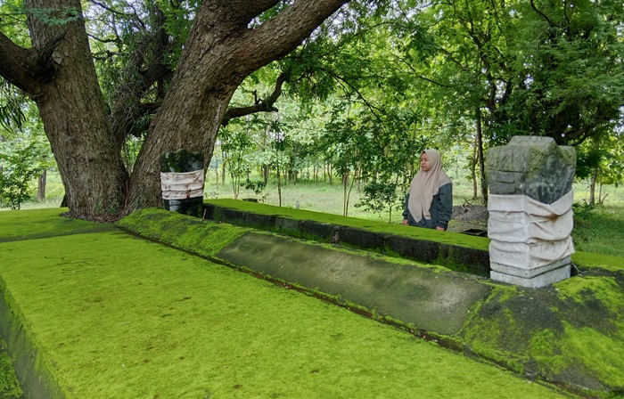 ASRI: Makam Raden Supanji dikelilingi pepohonan rindang sehingga suasana dimakam sejuk dan dingin. (foto: Bryan Noer for Radar Majapahit).
