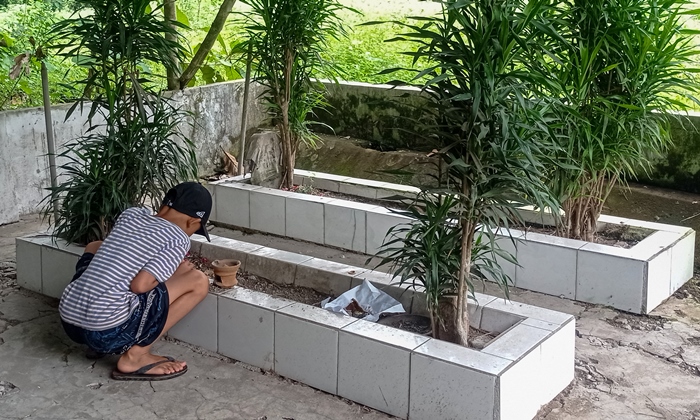 HENING: Suasana pusara Ki Onggo Kusumo dan istri yang jauh dari pemukiman warga, di Dusun Bicak, Desa Bicak, Kecamatan Trowulan, Kabupaten Mojokerto. (foto: Awaludin Ibnu for Radar Majapahit)