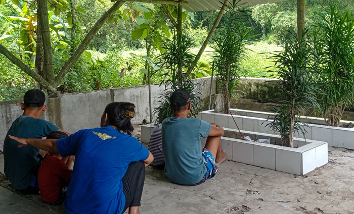 TERAWAT: Kondisi Makam Ki Onggo Kusumo dan istri berada di dalam gubuk kecil, di Dusun Bicak, Desa Bicak, Kecamatan Trowulan. (foto: Awaludin Ibnu for Radar Majapahit)