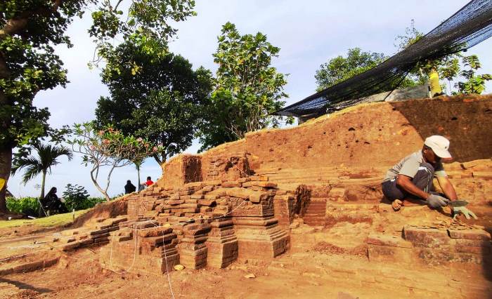TEMUAN BESAR: Situs Watesumpak di Kecamatan Trowulan, Kabupaten Mojokerto, yang diyakini sebagai kompleks permukiman bangsawan Majapahit diekskavasi pada 2022 silam.