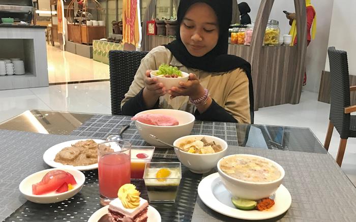 BERBUKA: Pengunjung menikmati santapan kuliner Nusantara di Ayola Sunrise Hotel Mojokerto. (foto: Zukria Amelia for Radar Majapahit)