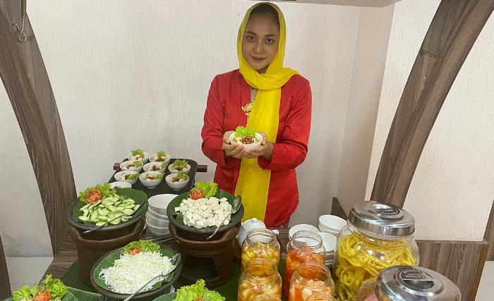 TRADISIONAL: Menu asinan menjadi cita rasa sendiri di antara menu tradisional Nusantara yang disajikan Ayola Sunrise Hotel Mojokerto. (foto: Moch. Chariris)