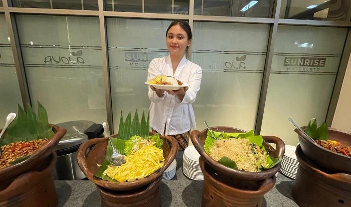 MENGGODA SELERA: Sajian menu Nusantara menjadi tema dalam Ramadan 1445 H di Ayola Sunrie Hotel Mojokerto. (foto: Moch. Chariris)