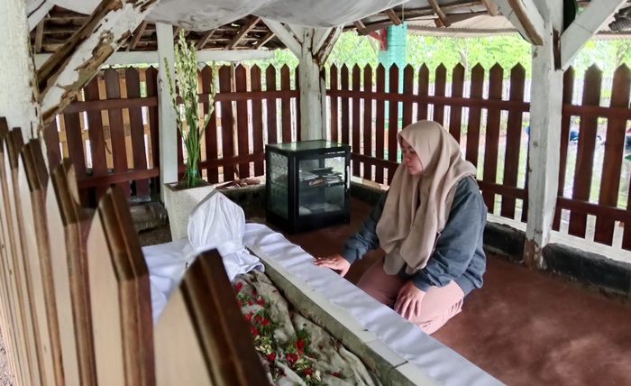 ULAMA: Peziarah menggelar ritual doa di Makam Syekh Abdul Ghofar atau Mbah Aji di Dusun Gempol, Desa Bangeran, Kecamatan Dawarblandong, Kabupaten Mojokerto. (foto: Bryan Noer for Radar Majapahit).