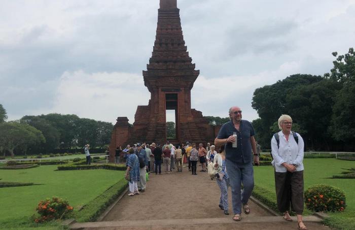 DAYA TARIK: Ratusan wisatawan mancanegara menikmati wisata peninggalan sejarah Candi Bajangratu, di Kecamatan Trowulan, Senin (11/3). (foto: Disbudporapar for Radar Majapahit)