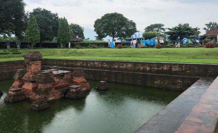 KAGUM: Wisatawan mancanegara turut mengunjungi Candi Tikus Trowulan untuk mengetahui lansung jejak peradaban Kerajaan Majapahit. (foto: Disbudporapar for Radar Majapahit)