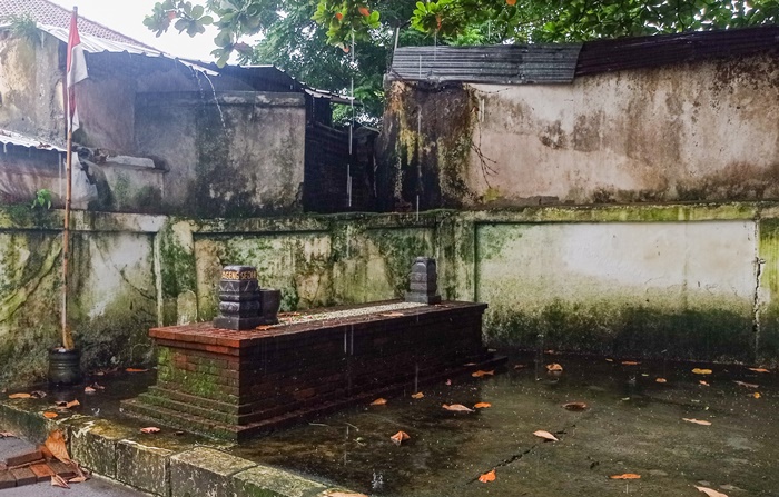 TENANG: Suasana yang rindang memberi kesan tenang dan menambahkan sakral di Makam Ki Ageng Sedho, Kelurahan Mentikan, Kecamatan Prajurit Kulon. (foto: Awaludin Ibnu for Radar Majapahit)