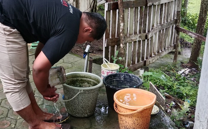 BERSIH: Setiap peziarah yang masuk ke kompleks Makam Mbah Aji di Desa Bangeran, Kecamatan Dawarblandong, harus membersihkan kaki terlebih dahulu. (foto: Zukria Amelia for Radar Majapahit)