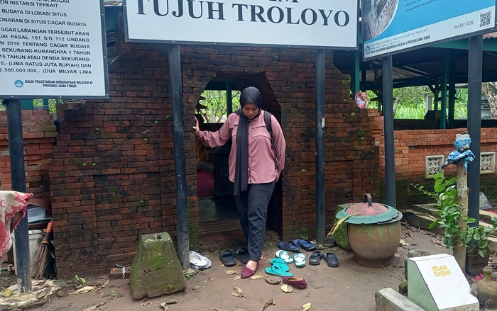 BERSEJARAH: Pengunjung keluar dari Makam Tujuh Troloyo di Dusun Sidodadi, Desa Sentonorejo, Kecamatan Trowulan, Kabupaten Mojokerto. (foto: Laila Ramadani for Radar Majapahit)