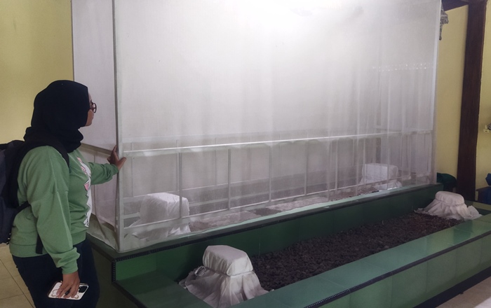 TERAWAT: Peziarah memerhatikan area Makam Mbah Kariman di Dusun Daleman, Desa Japan, Kecamatan Sooko, Kabupaten Mojokerto. (foto: Moch. Khasib for Radar Majapahit).