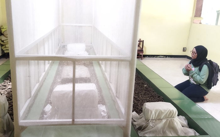 NAPAK TILAS: Peziarah berdoa di kawasan Makam Mbah Kariman, di Dusun Daleman, Desa Japan, Kecamatan Sooko, Kabupaten Mojokerto. (Foto Moch. Khasib for Radar Majapahit).