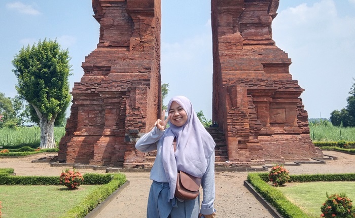 BERSEJARAH: Pengunjung berfoto di depan Gapura Wringin Lawang di Jatipasar, Kecamatan Trowulan, Kabupaten Mojokerto. (foto: Bryan Noer for Radar Majapahit)
