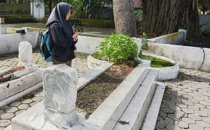 BERDOA: Peziarah sedang melakukan ritual keagamaan di Makam Mbah Jimat, di Lingkungan Kemasan, Kelurahan Blooto, Kecamatan Prajurit Kulon, Kota Mojokerto. (foto: Bryan Noer for Radar Majapahit).