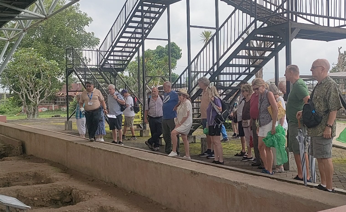 BERSEJARAH: Wisatawan Mancanegara mendengarkan penjelasan mengenai situs pemukiman di Museum Majapahit, Trowulan, Mojokerto. (foto: Misbakhul Ulum for Radar Majapahit)