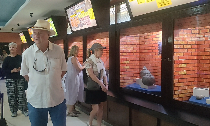 TERPUKAU: Wisatawan mancanegara mengamati koleksi Museum Majapahit, Kecamatan Trowulan, Kabupaten Mojokerto. (foto: Misbakhul Ulum for Radar Majapahit)