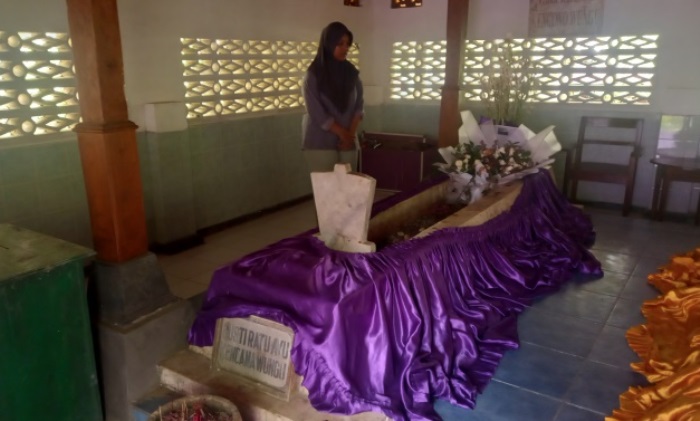 SERBAUNGU: Pengunjung berdoa di Makam Ratu Ayu Kencana Wungu di Dusun Kedaton, Desa Sentonorejo, Kecamatan Trowulan, Kabupaten Mojokerto. (foto: Laila Ramadani for Radar Majapahit)