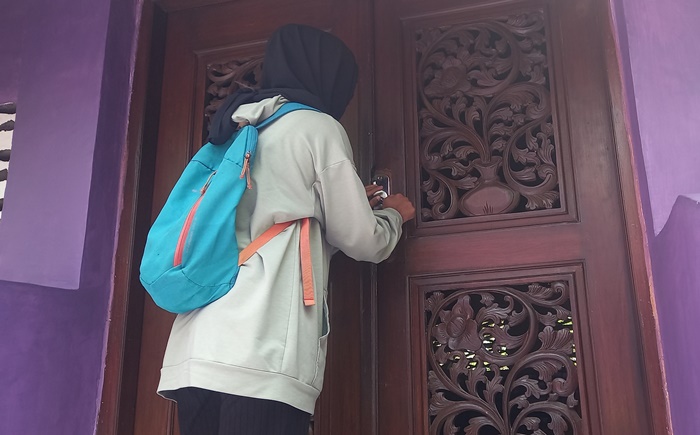 DISAKRALKAN: Pengunjung memasuki Makam Ratu Ayu Kencana Wungu, di Dusun Kedaton, Desa Sentonorejo, Kecamatan Trowulan, Kabupaten Mojokerto. (foto: Annisa Fadilah for Radar Majapahit)