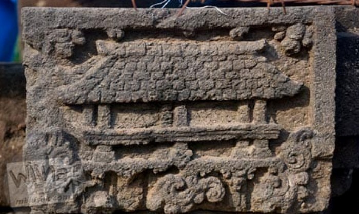 BUKTI ARKEOLOGIS: Relief Candi Minak Jinggo di Dusun Unggahan, Desa/Kecamatan Trowulan, Kabupaten Mojokerto, menggambarkan bentuk rumah pada zaman Majapahit.